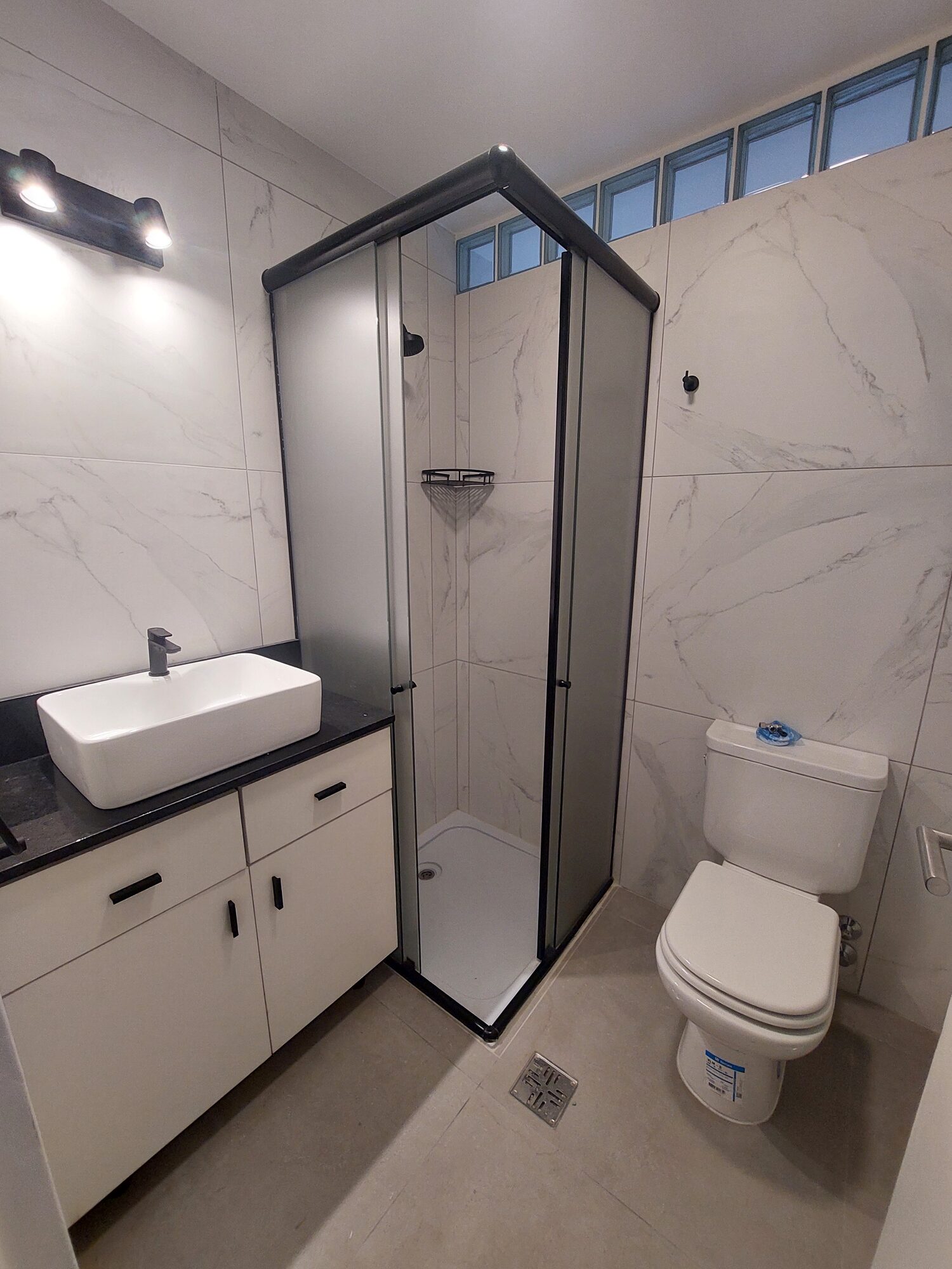 Baño completo, otro ángulo