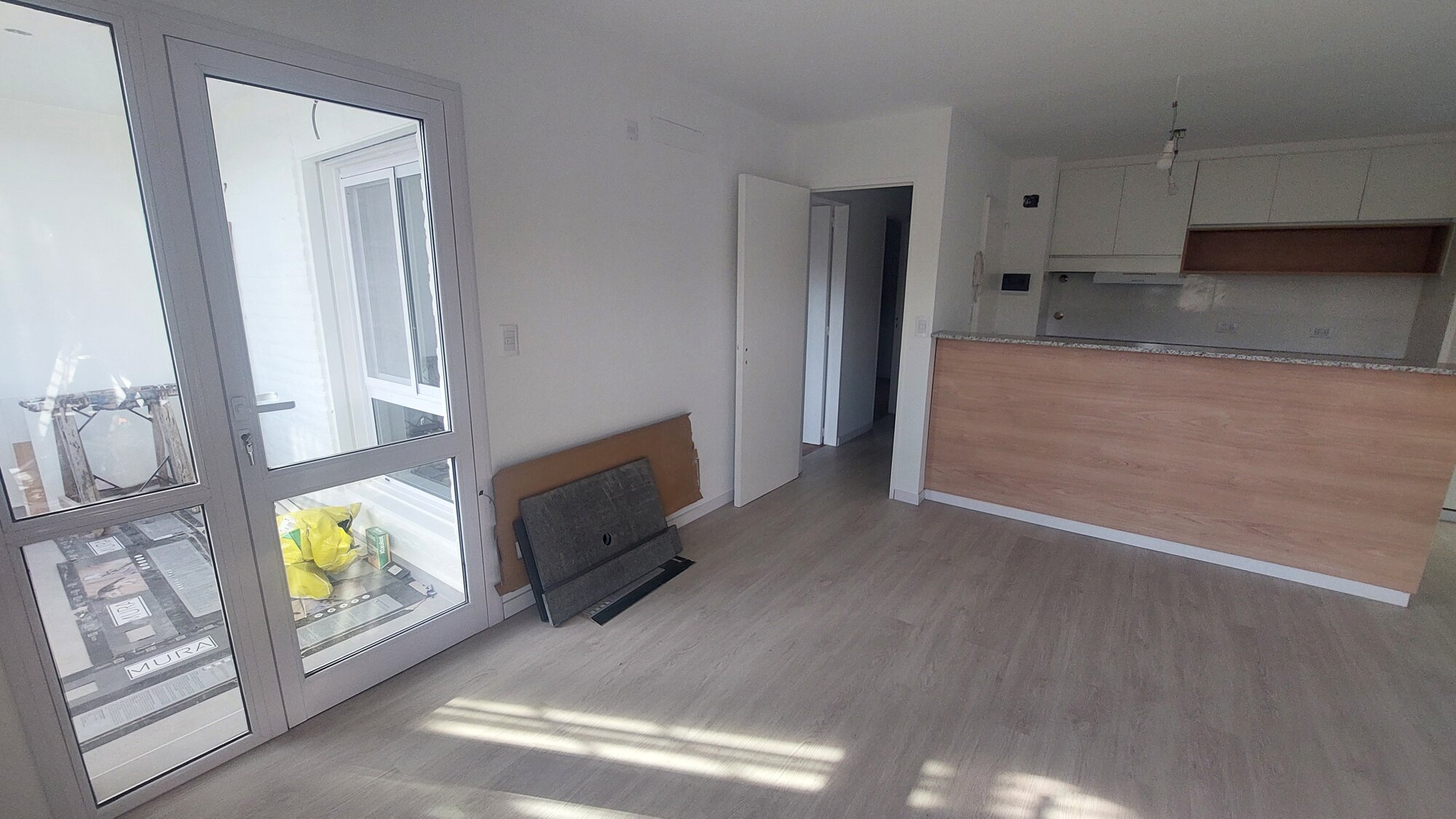 Living con acceso al balcón