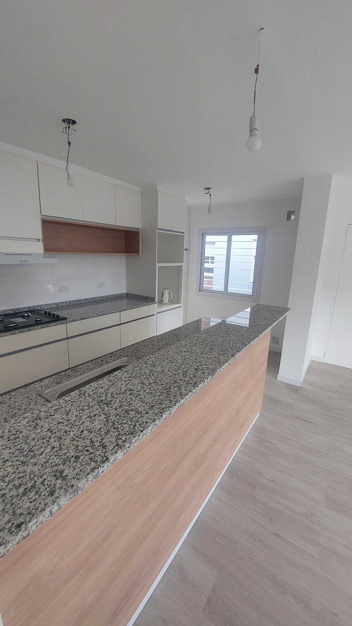 Cocina, mesada de granito y anafe