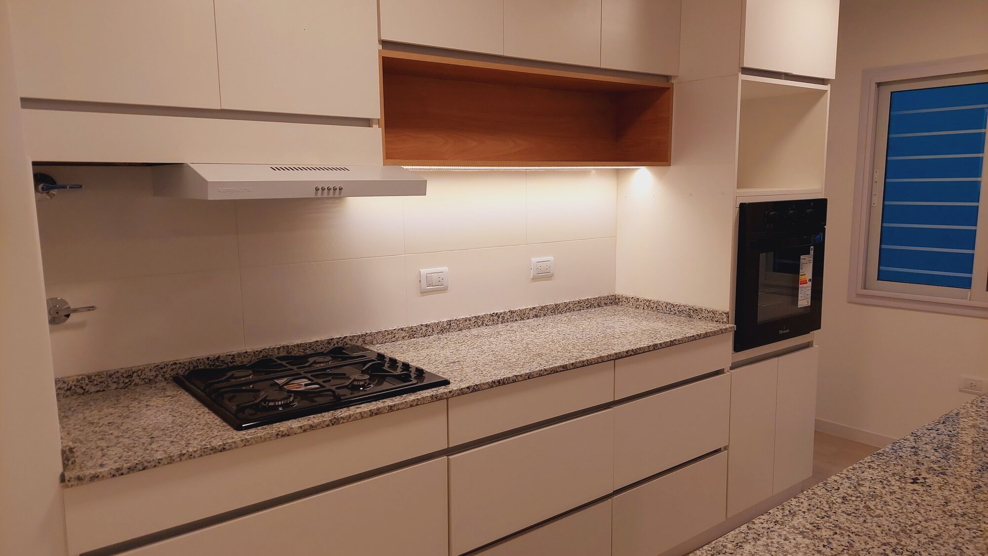 Cocina de noche, detalle mesada