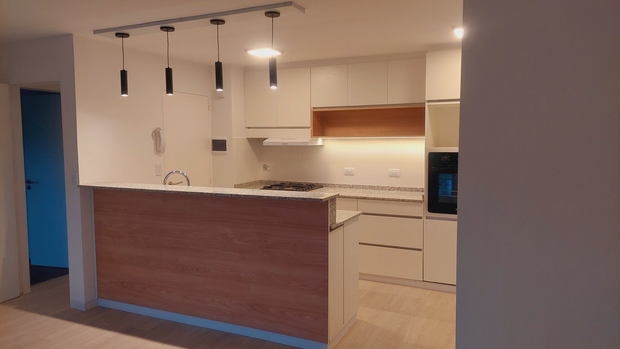 Living y cocina integrados, luz cálida