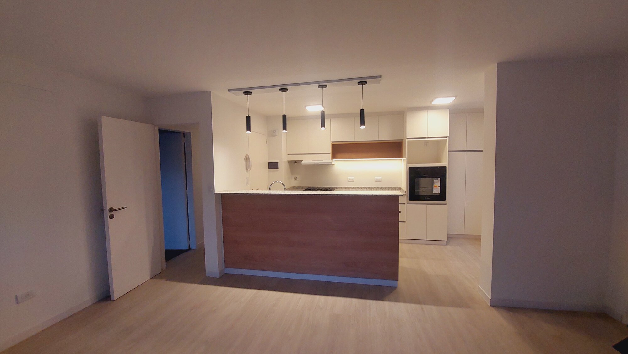 Living-cocina de noche, vista amplia