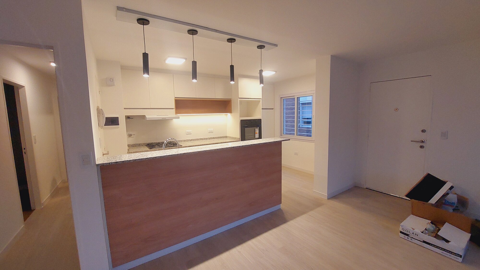 Living-cocina de noche, otro ángulo