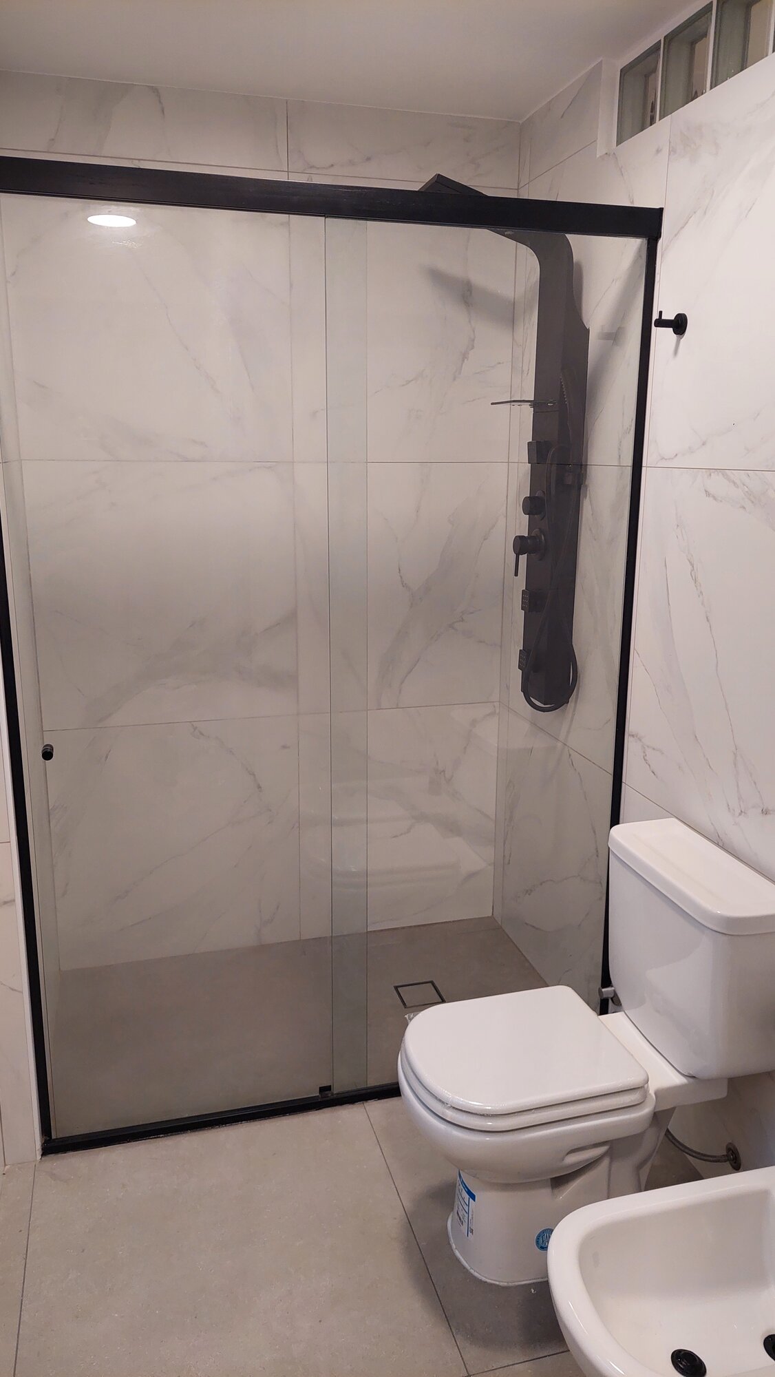 Detalle de la ducha del baño en suite