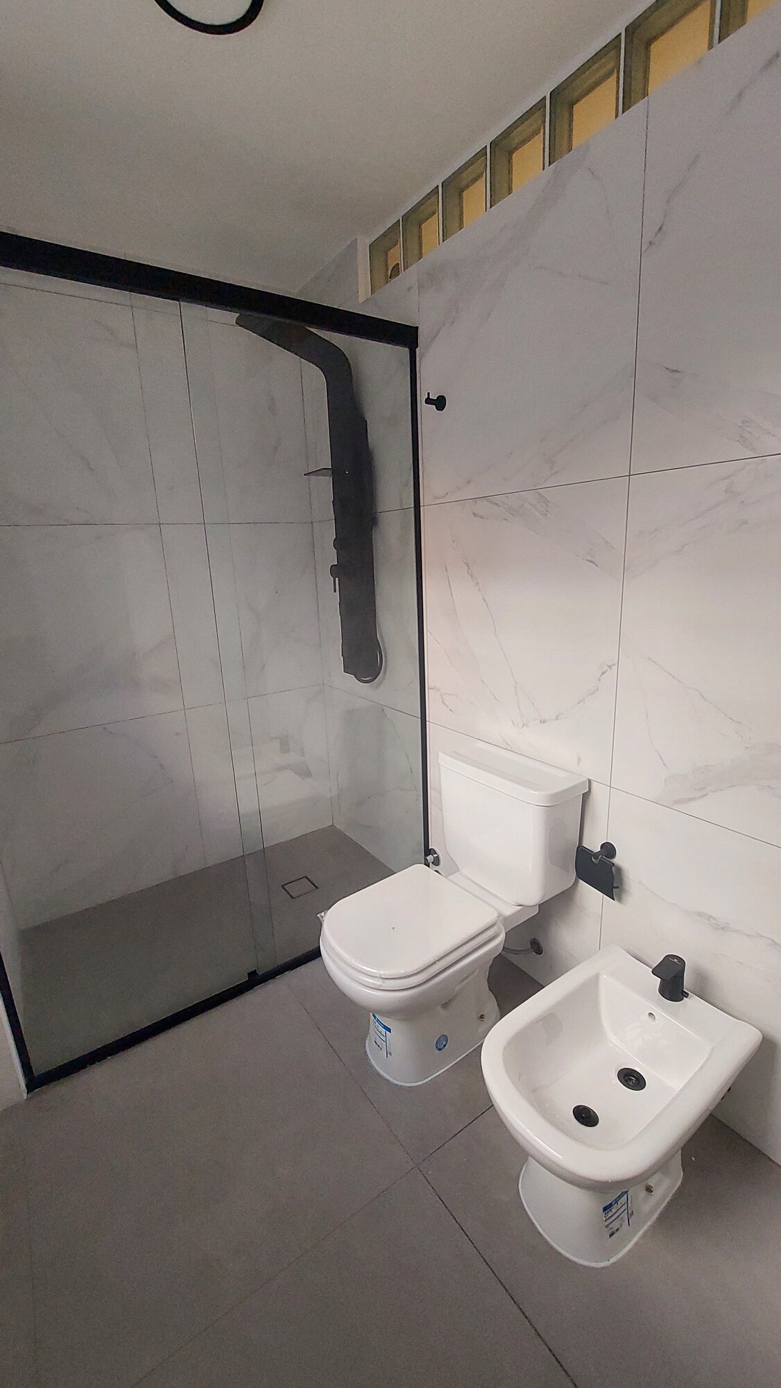 Baño en suite, inodoro y bidet