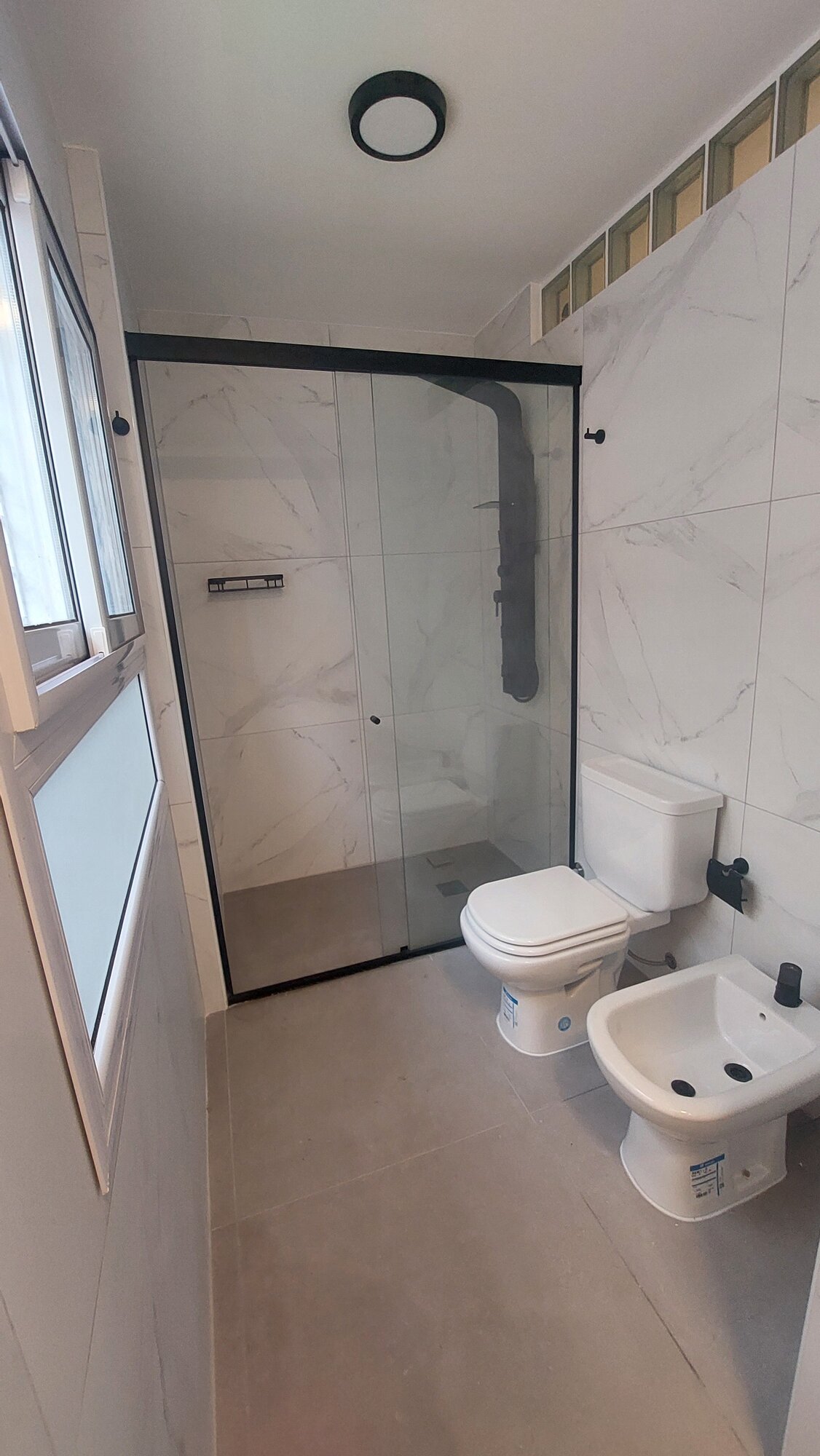 Ducha, inodoro y bidet del baño en suite