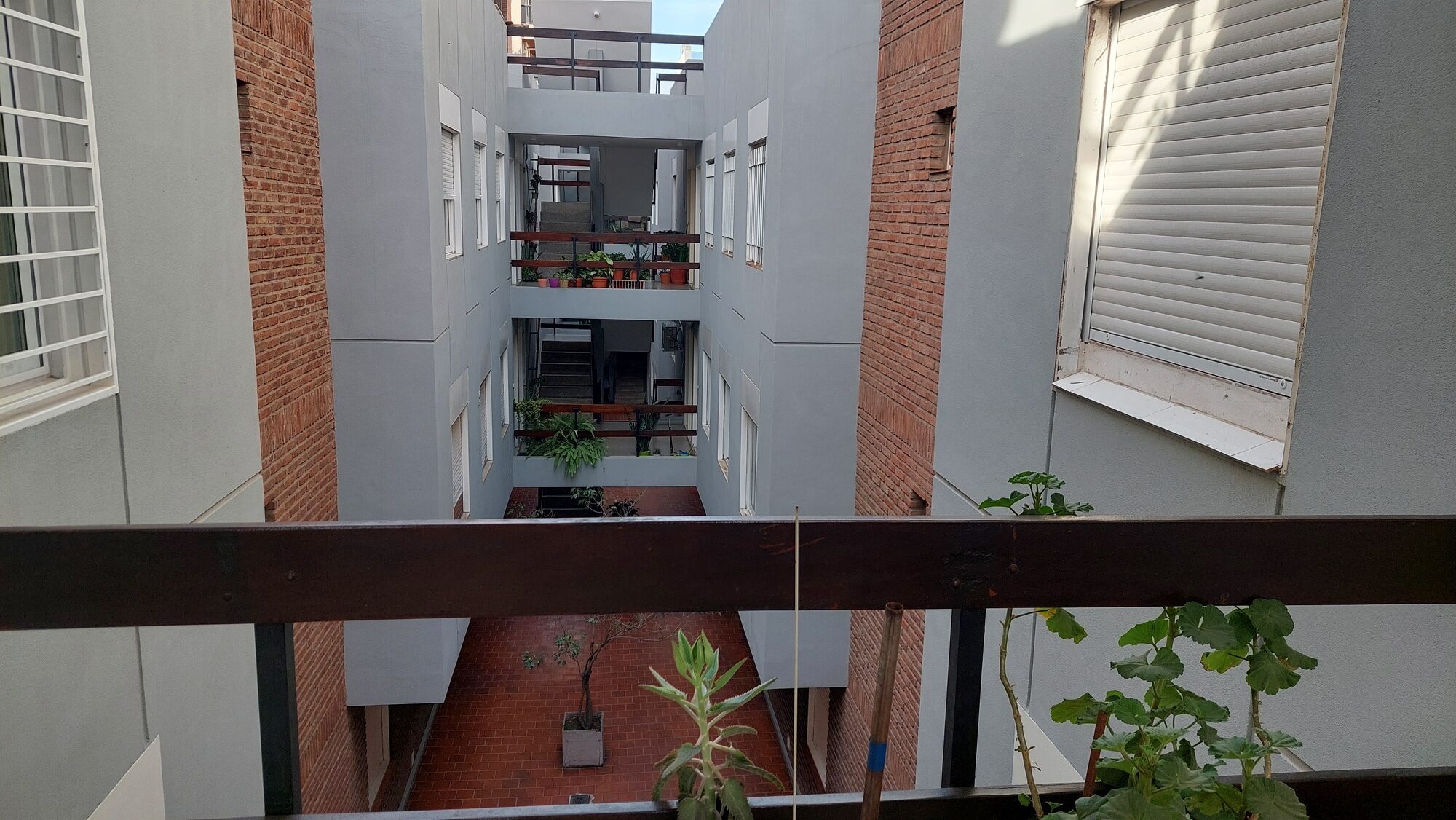 El edificio, sobre Bv. Ocampo